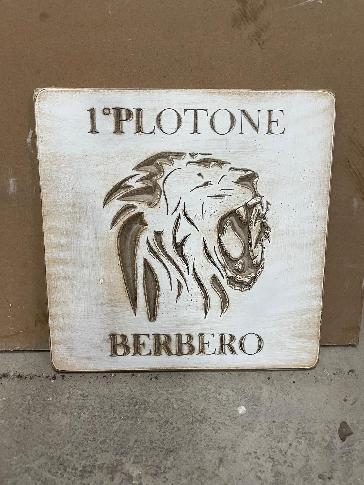 Un cartello con un leone sopra che dice "pilotone berbero"