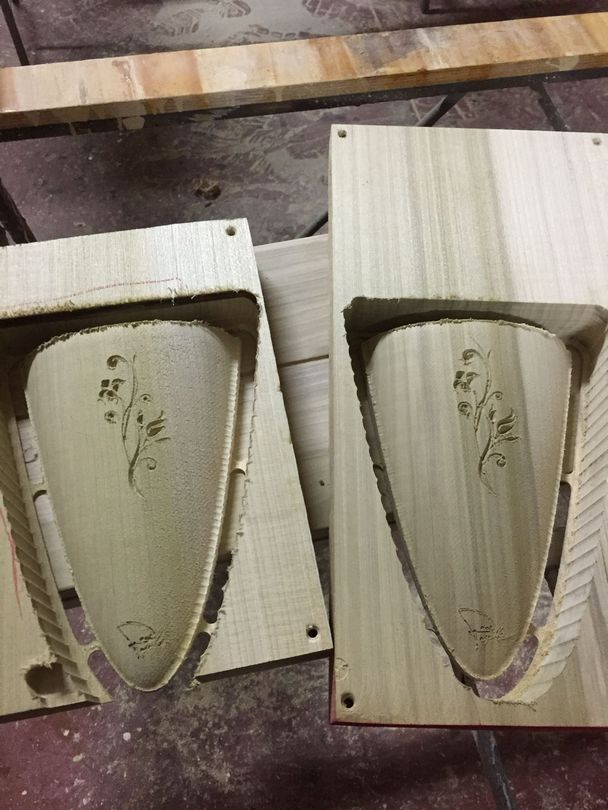 Primo piano di una porta di legno con un disegno floreale.