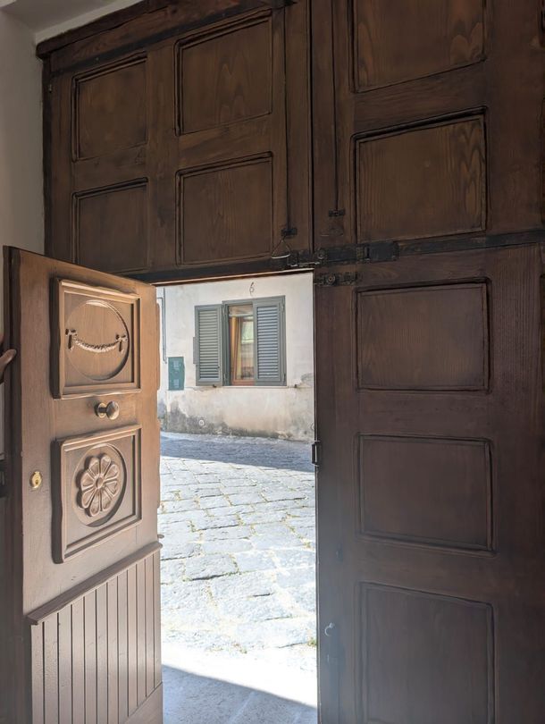 Un primo piano di un pezzo di legno con un logo sopra