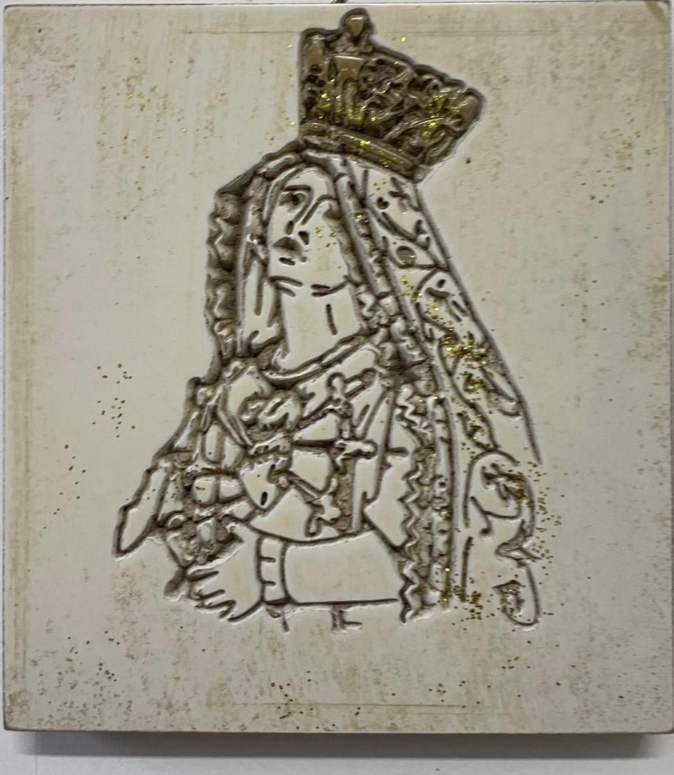 Un disegno di una donna con una corona in testa