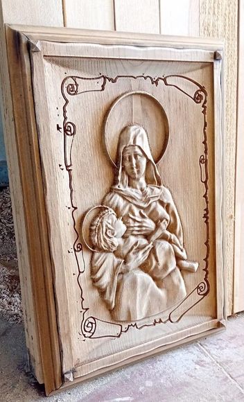 Una scultura in legno di Gesù con una corona di spine