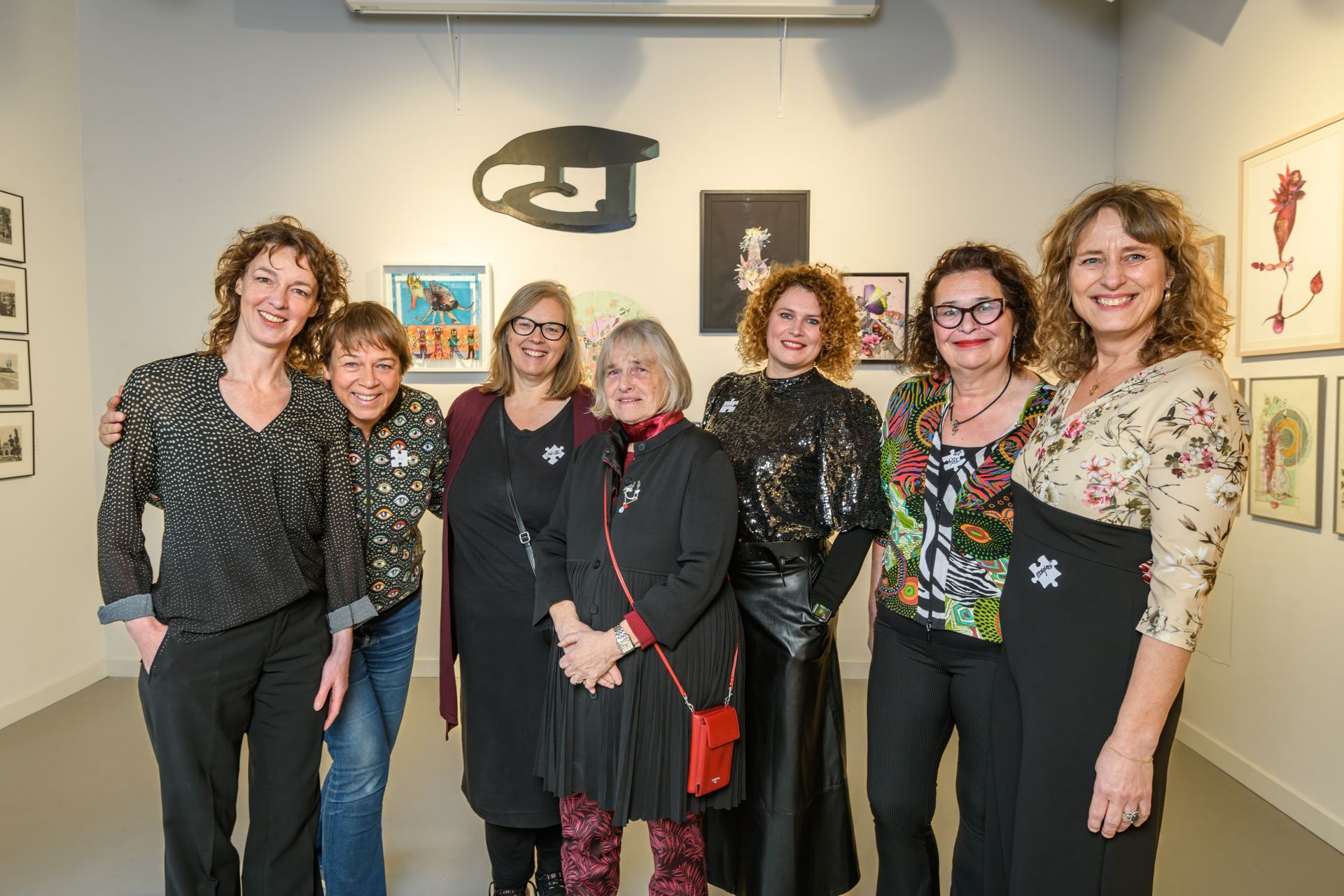 De zes collegemakers + curator