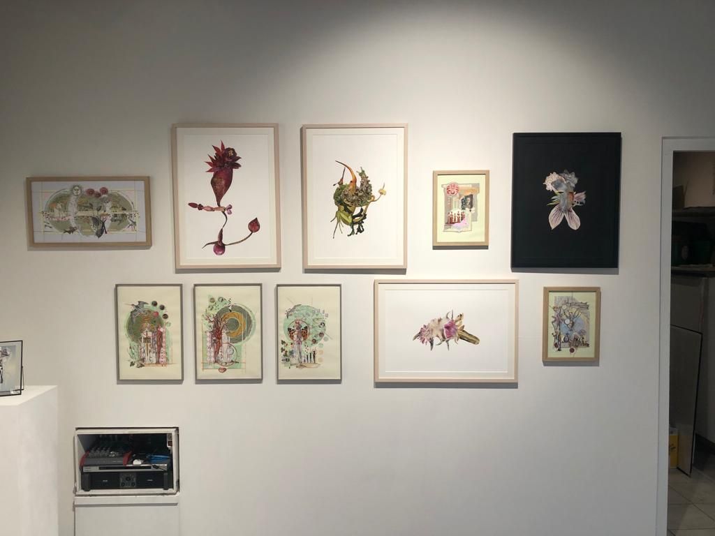 Een muur met werk van Anneke en Anne