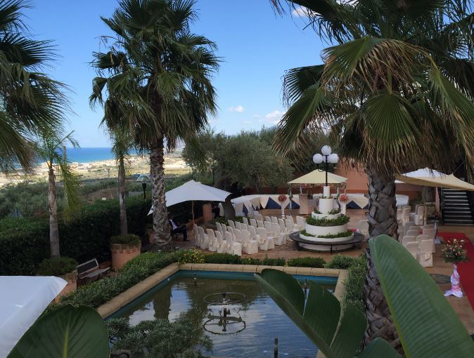 Fontana immersa nel  verde