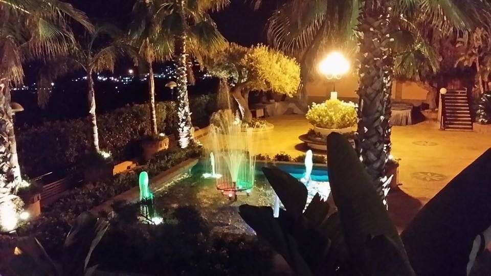 Fontana in azione di notte