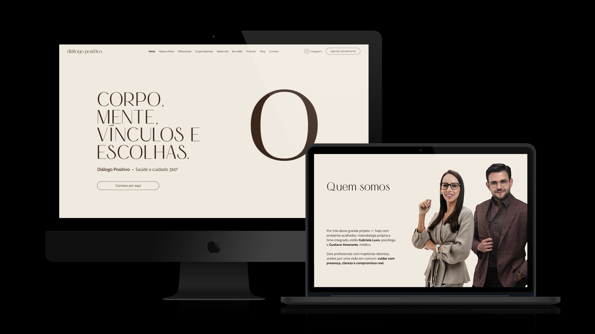 Um site exibido em um desktop e laptop, com o logo reduzido 