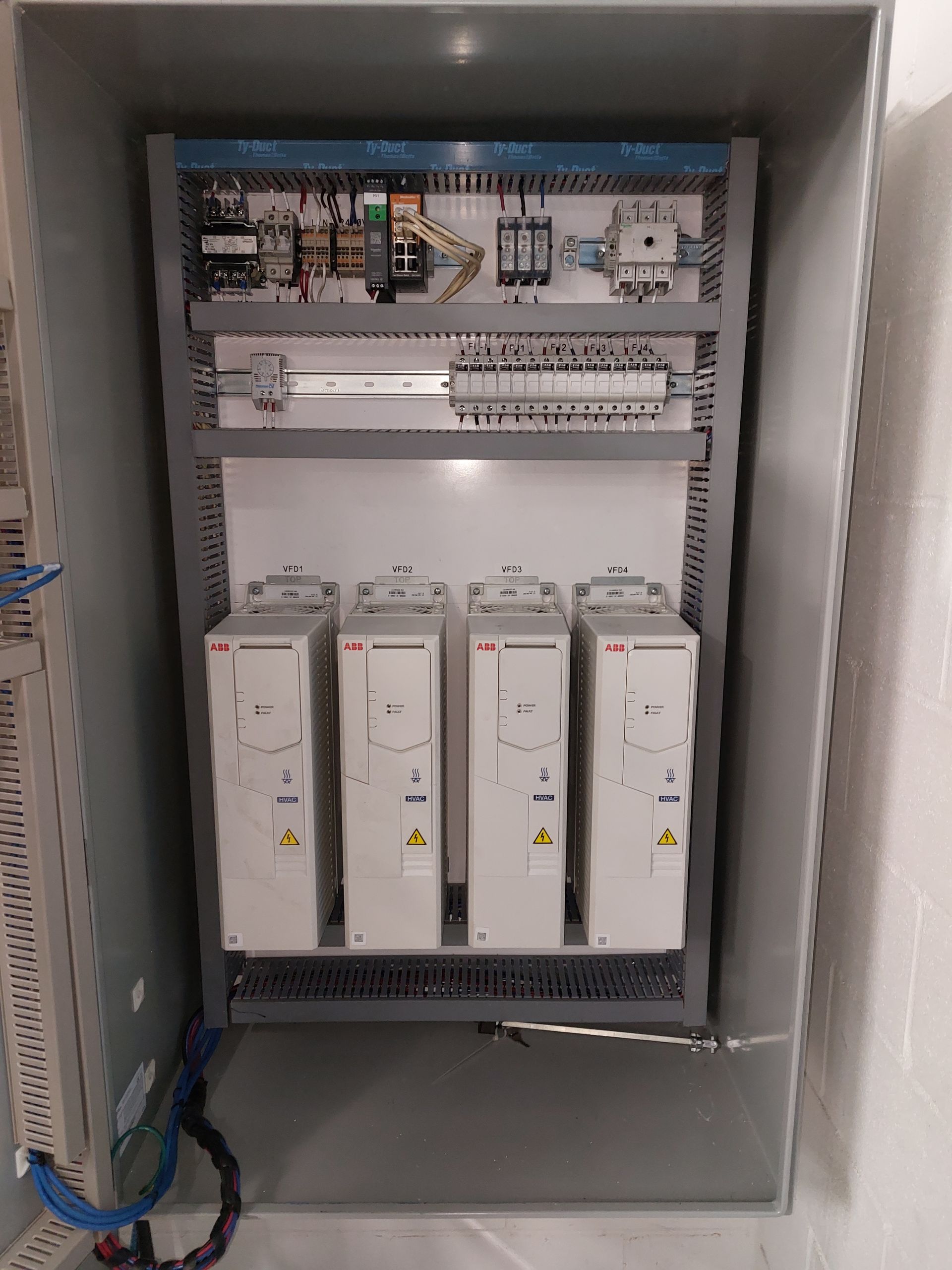 Image provisoire d'une montagne et d'un soleil, en niveaux de gris.