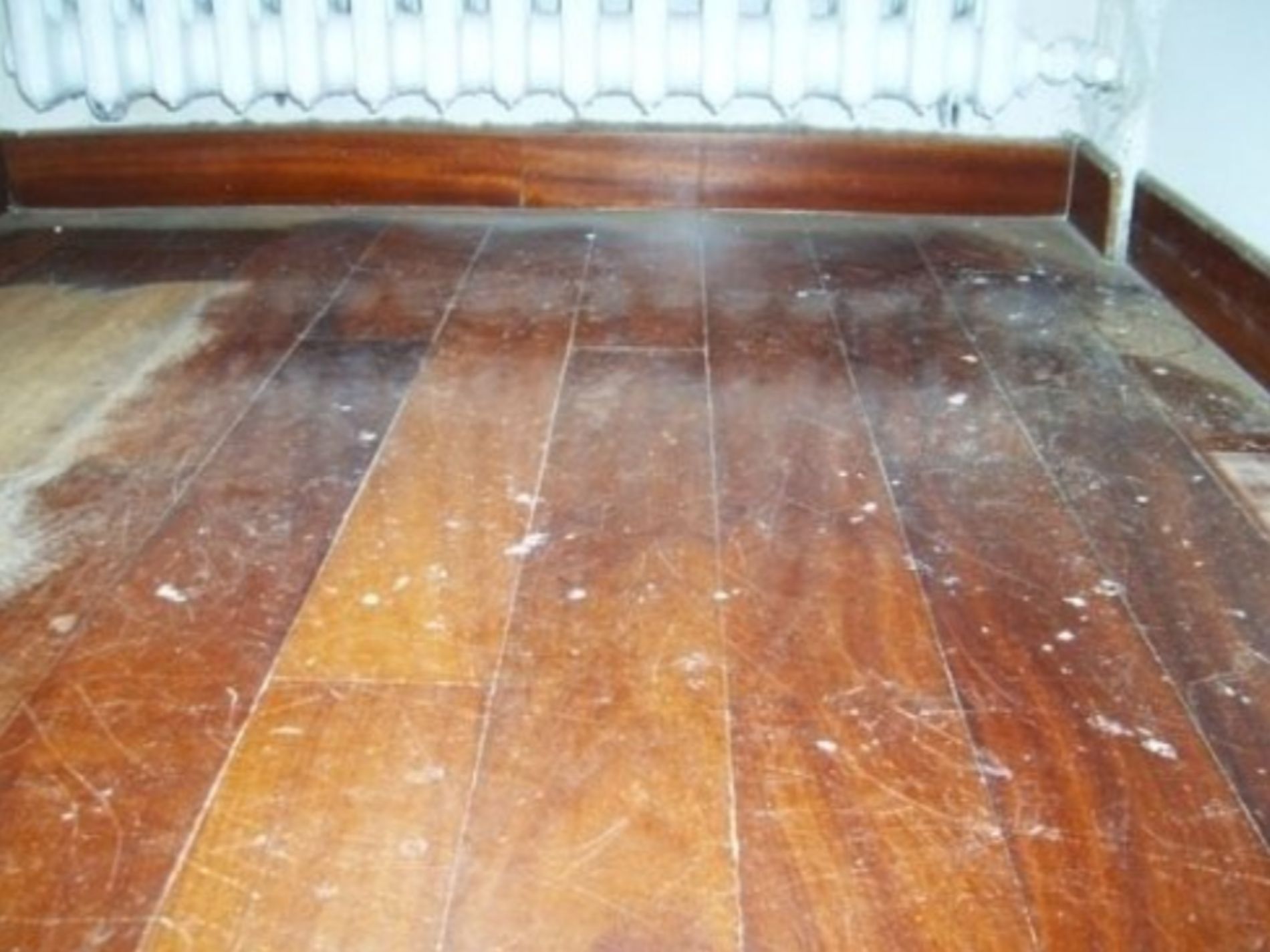 posa di un pavimento in legno