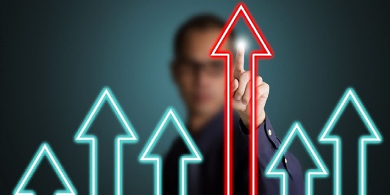 Un hombre apunta a una flecha que sube