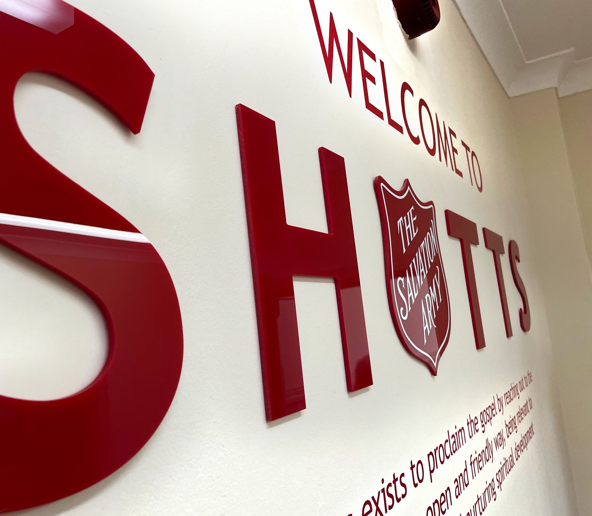 A sign on a wall that says welcome to shotts