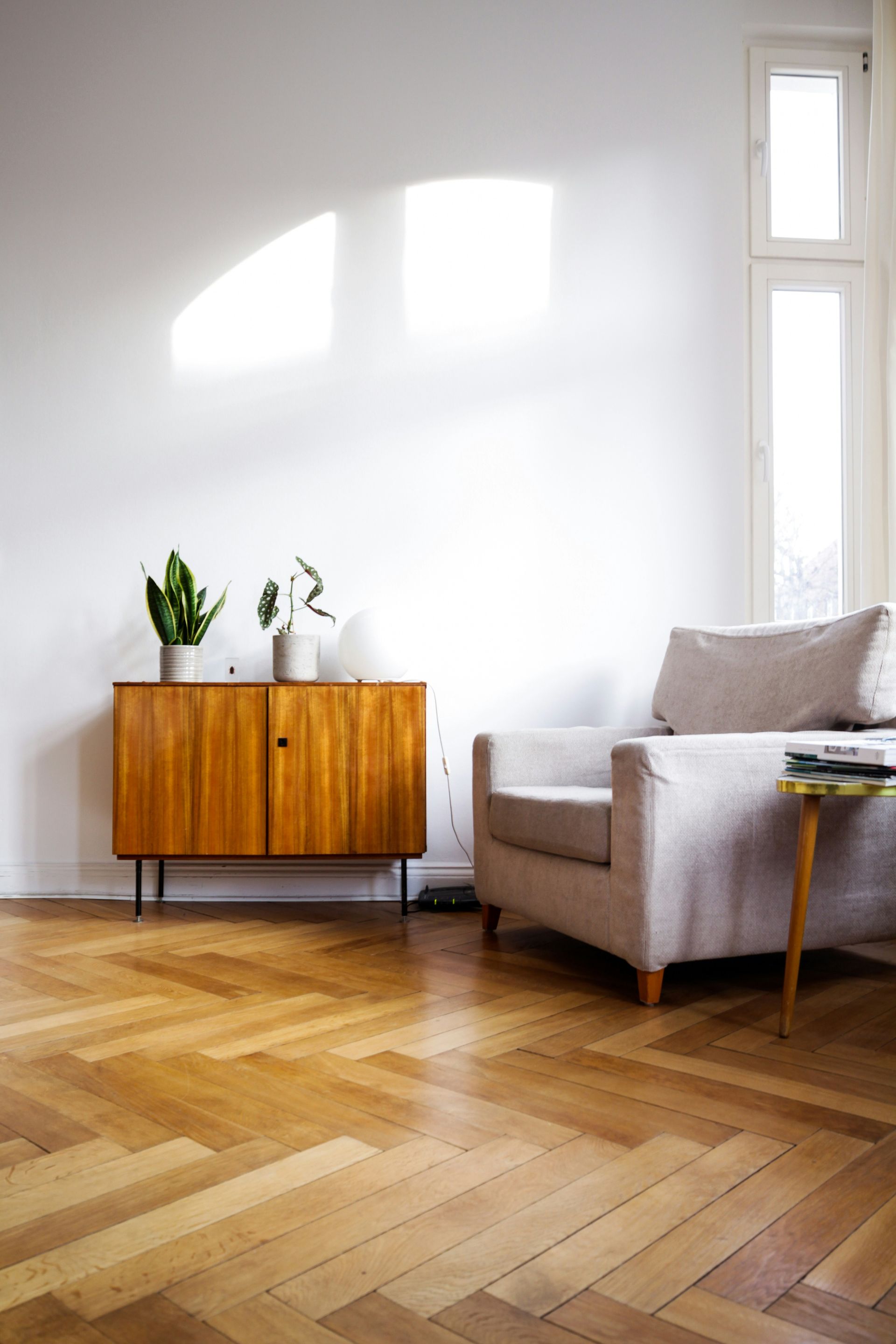 A living room with hardwood floors and a ceiling fan.