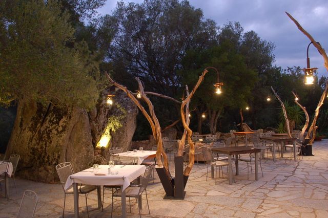 restaurant with garden