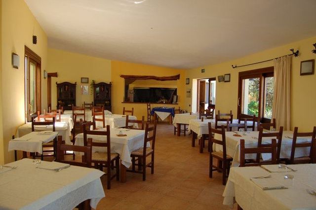 ristorante con ampia sala interna