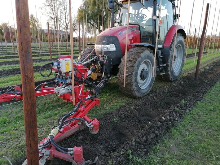 Boomgaard aanleggen plantgaten boren Ladurner