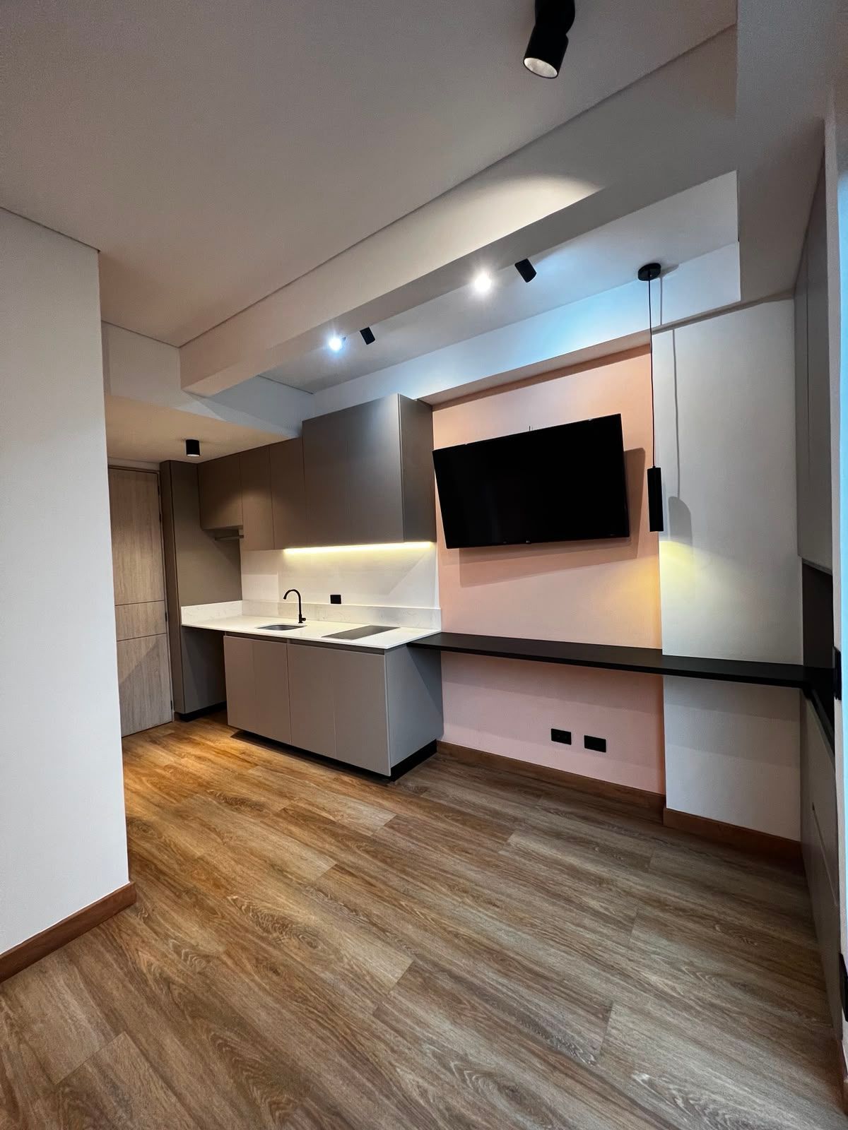 Cocina moderna con suelo de madera, armarios blancos