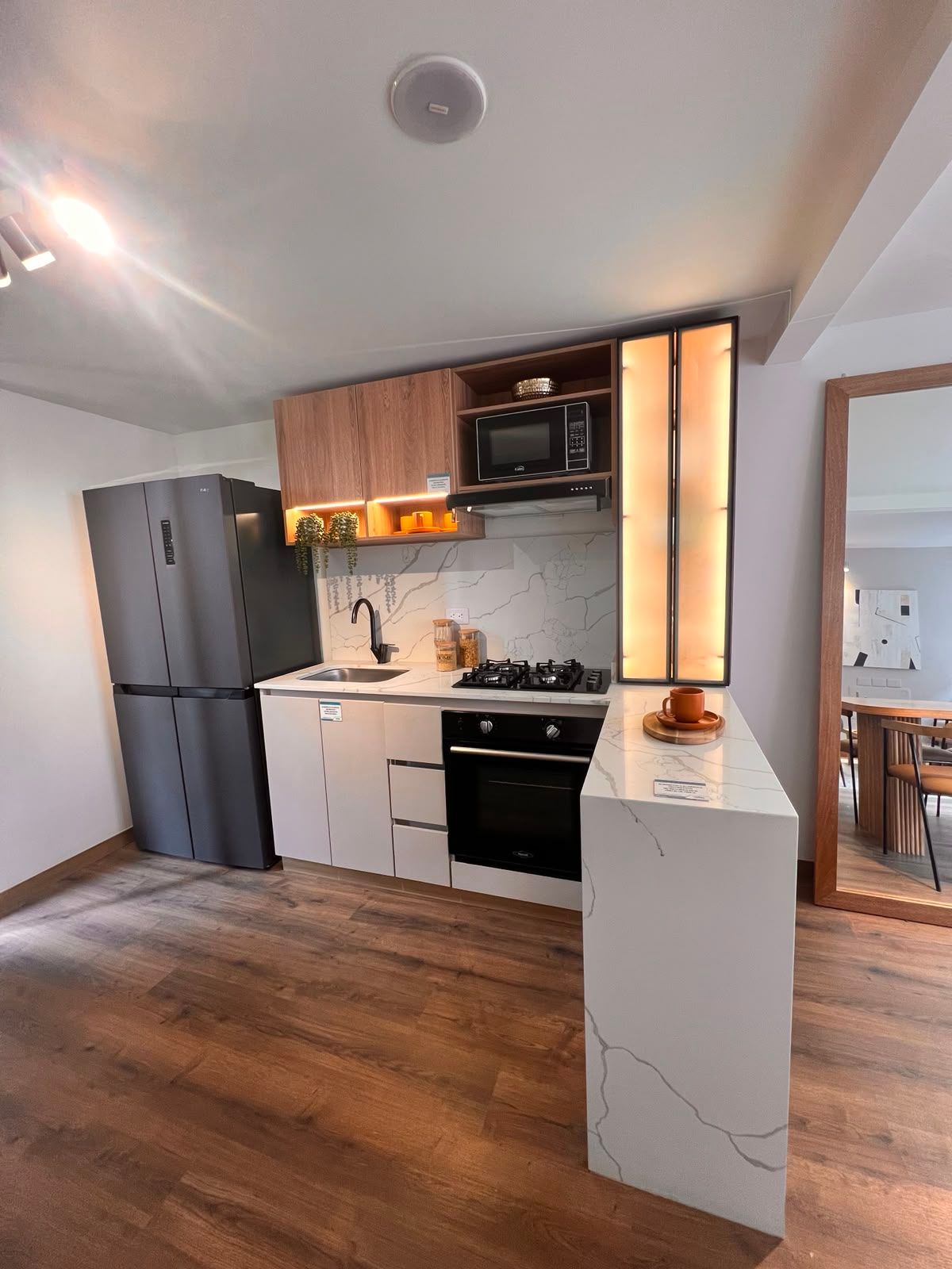 Cocina moderna y compacta con gabinetes blancos