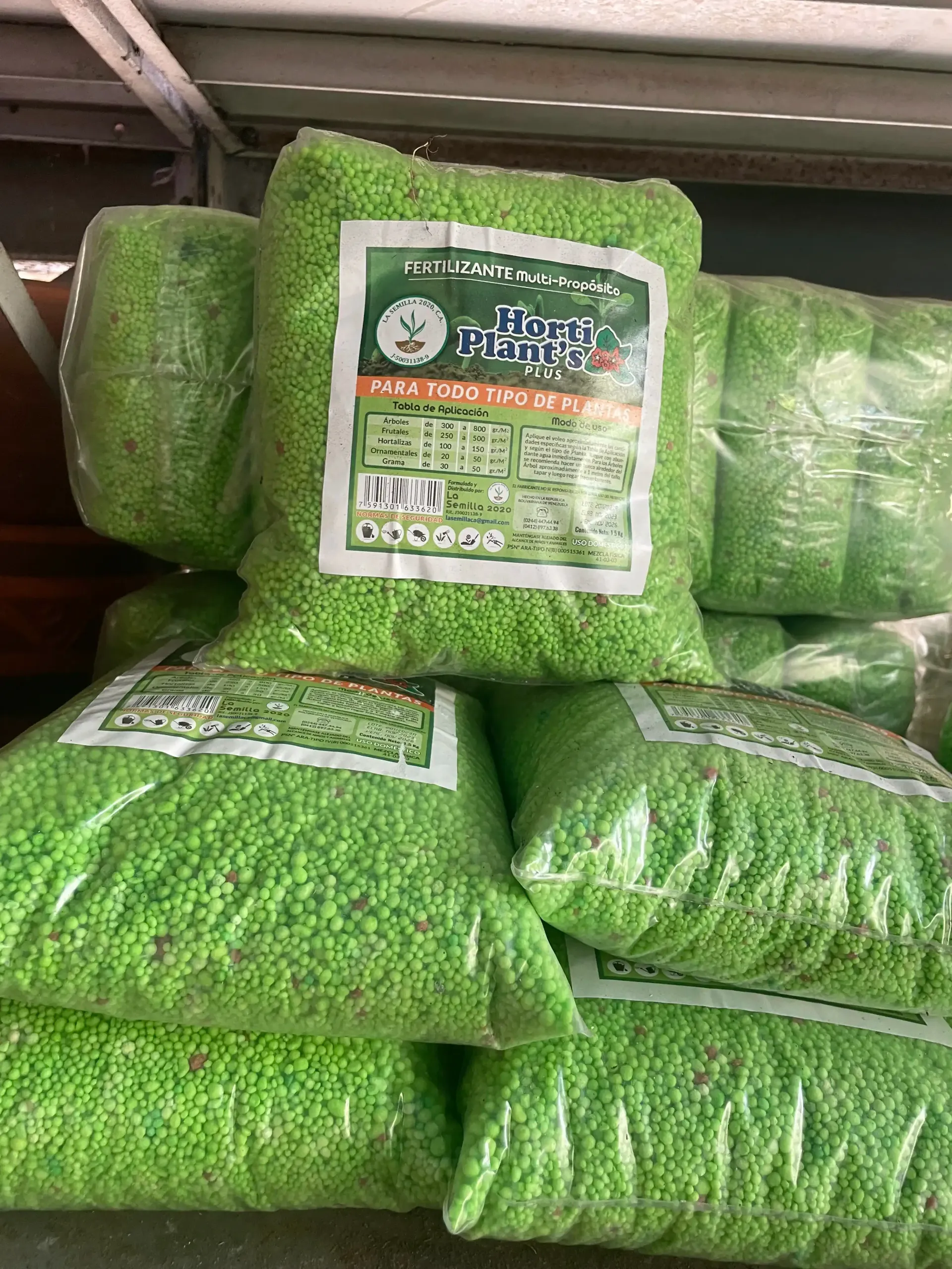 Una pila de bolsas verdes apiladas una encima de otra en un estante.