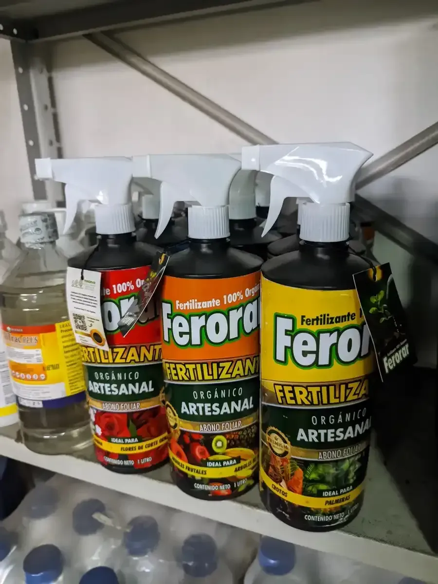 Hay varias botellas de fertilizante ferora en un estante.