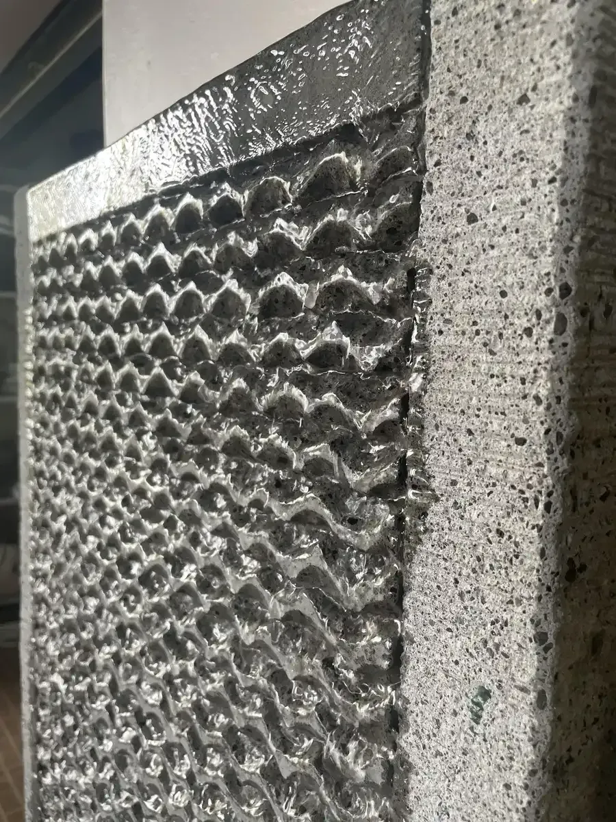 Un primer plano de un muro de piedra del que sale agua.