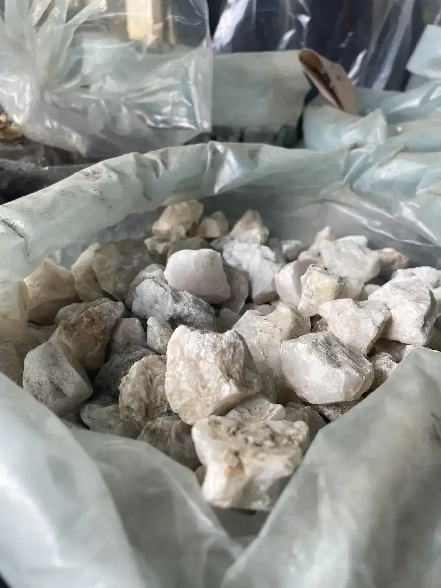 Un montón de rocas en una bolsa de plástico sobre una mesa.