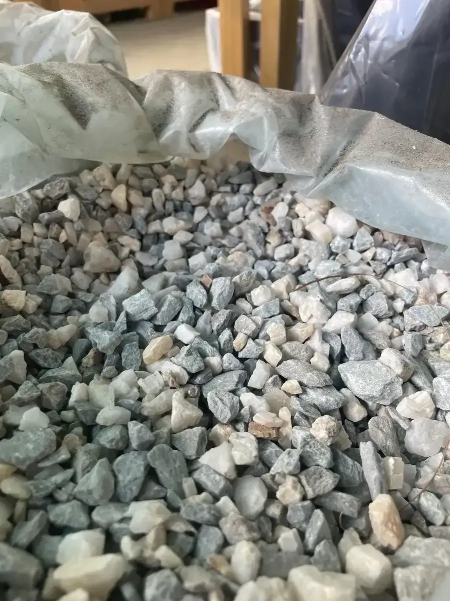 Un montón de grava está encima de una mesa.