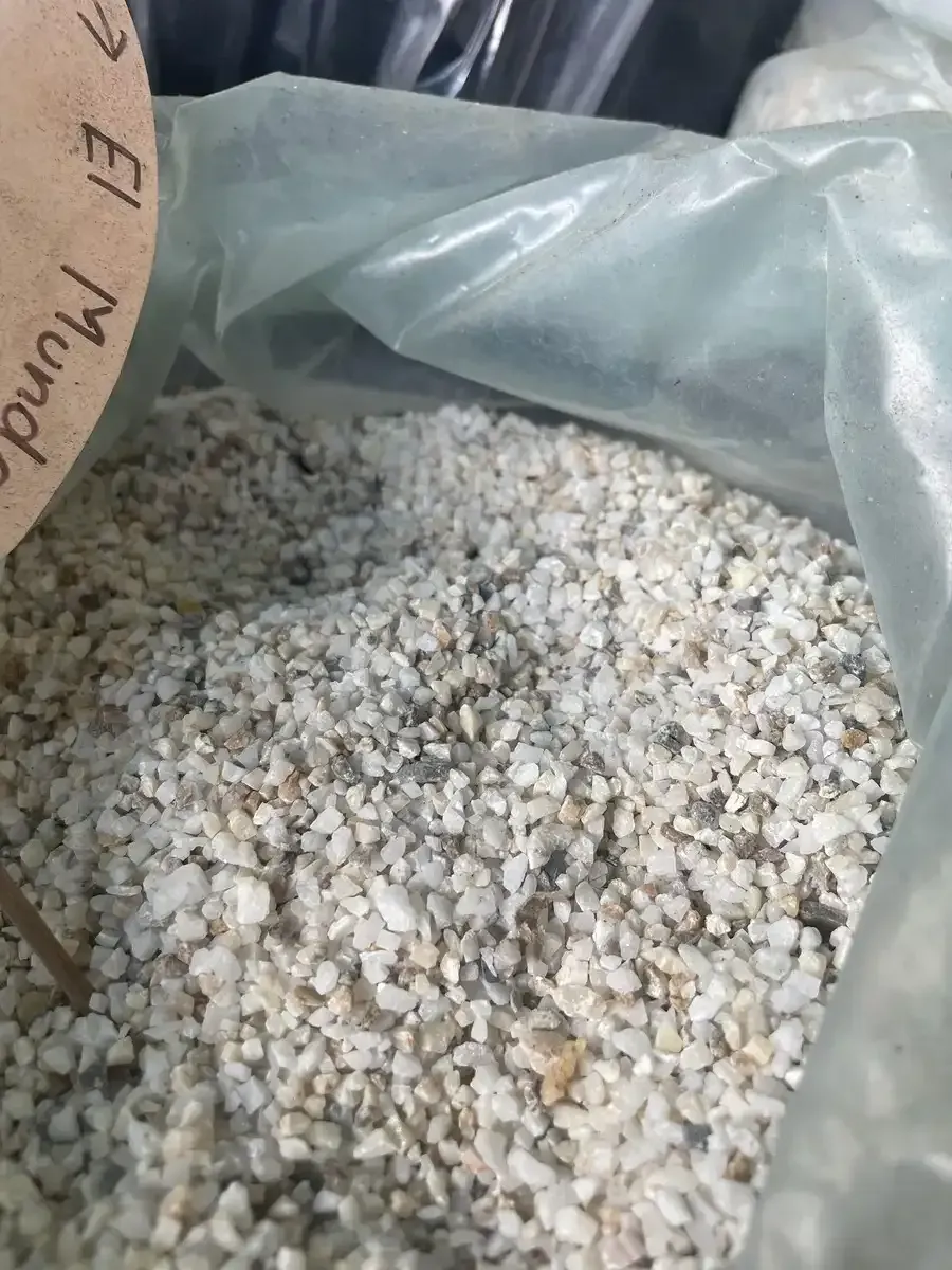 Una bolsa de grava blanca con una etiqueta que dice el mundo.