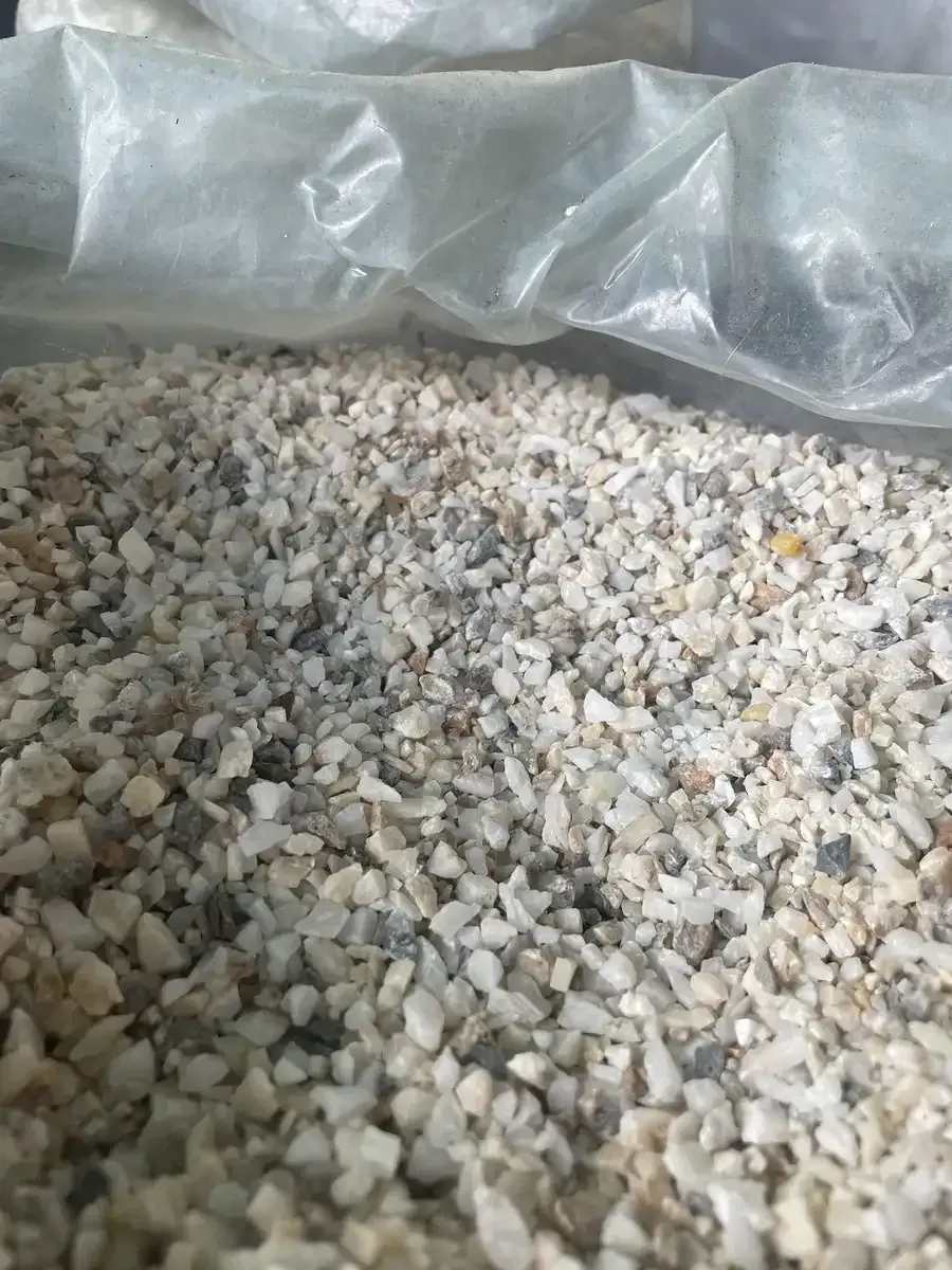 Un montón de grava blanca se encuentra encima de una bolsa de plástico.