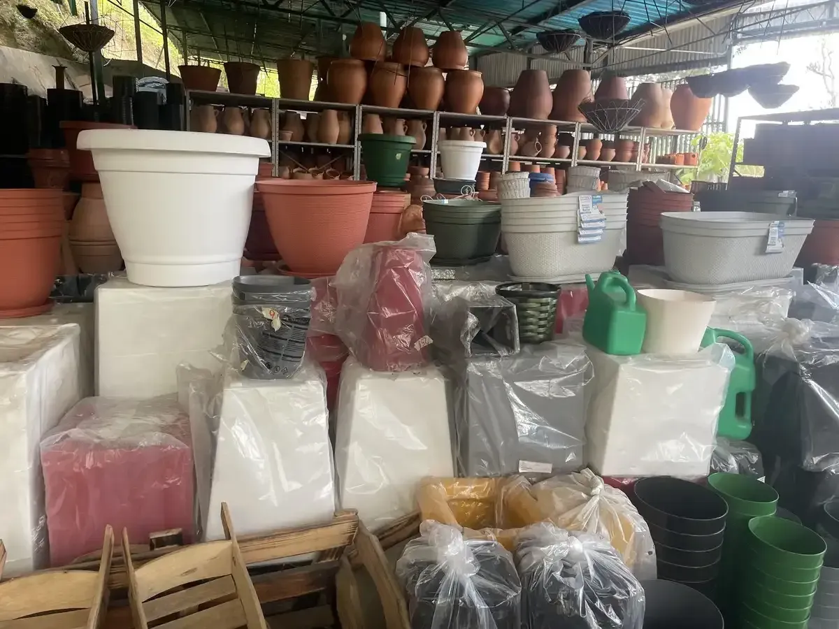 Un montón de macetas están colocadas una encima de otra en una tienda.