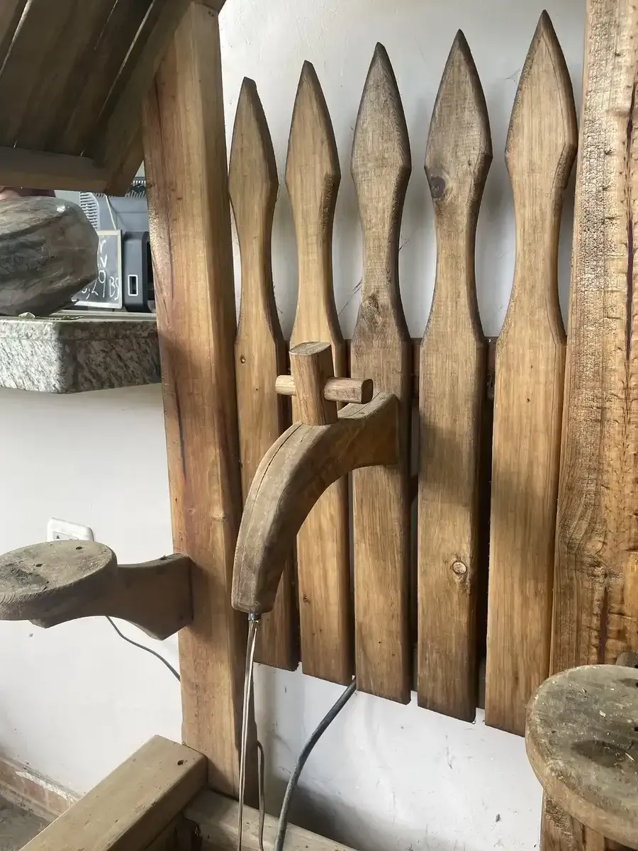 Una fuente de madera está unida a una valla de madera.