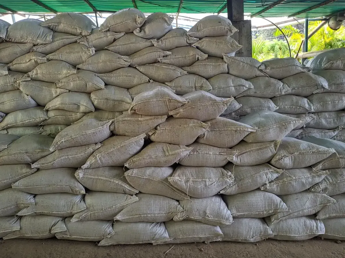 Una pila de bolsas de tierra apiladas una encima de otra en un almacén.