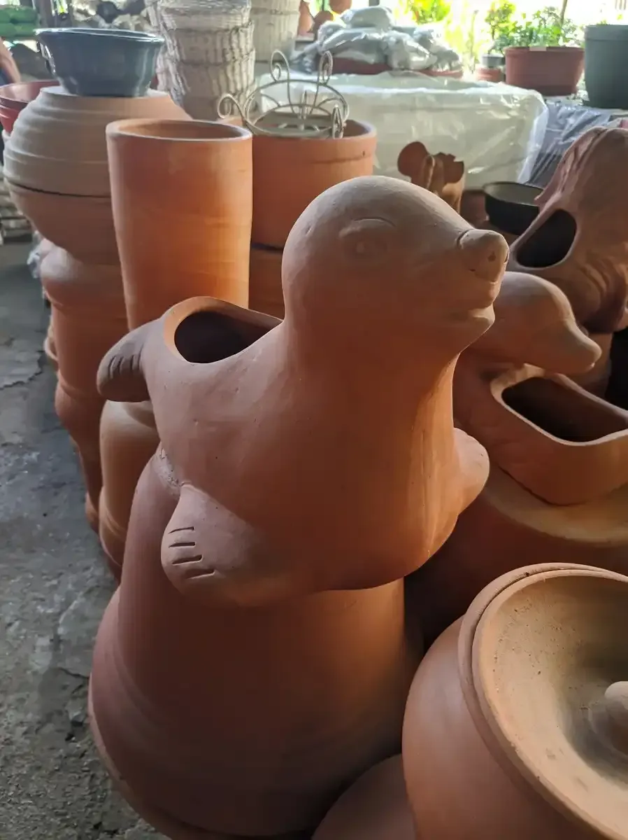 Un montón de ollas de barro están apiladas una encima de otra.