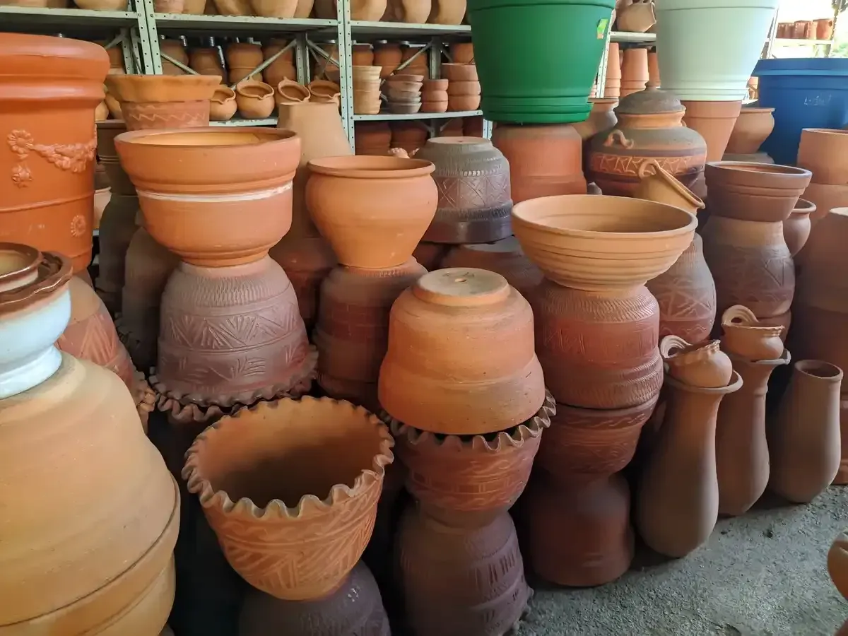 Un montón de ollas de barro están apiladas una encima de otra.