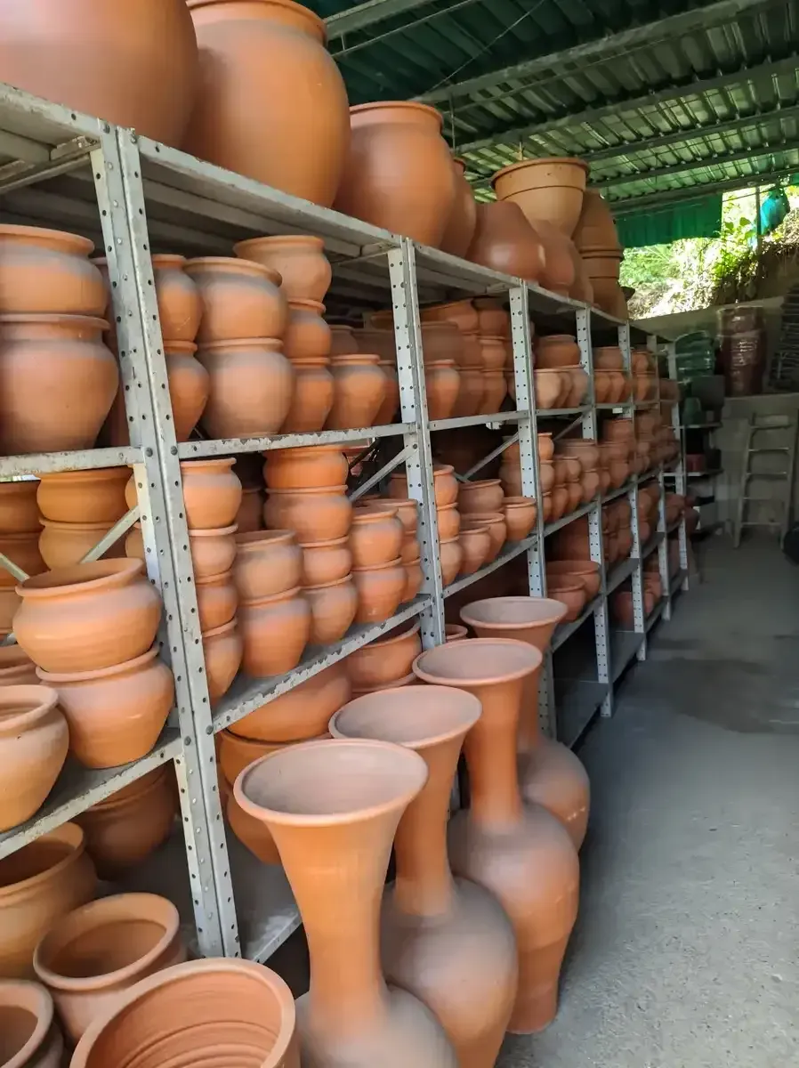 Un almacén lleno de ollas y jarrones de barro.