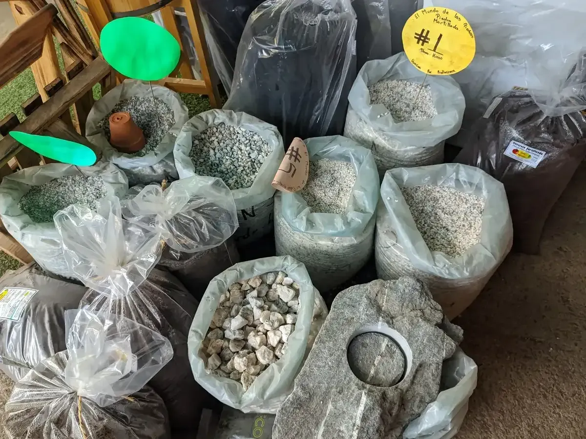 Un montón de bolsas de rocas y tierra con un cartel amarillo que dice # 1