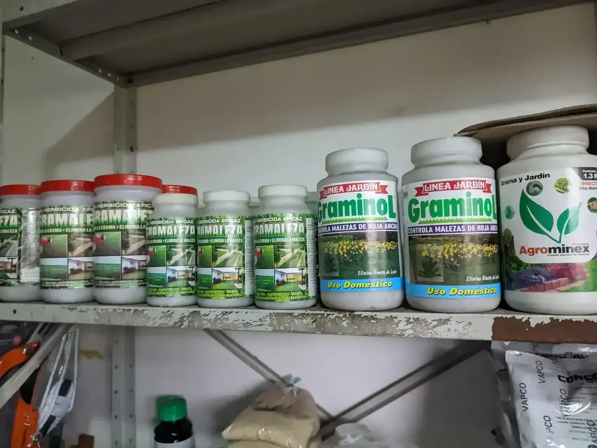 Un estante lleno de botellas de fertilizantes, incluido gramino.