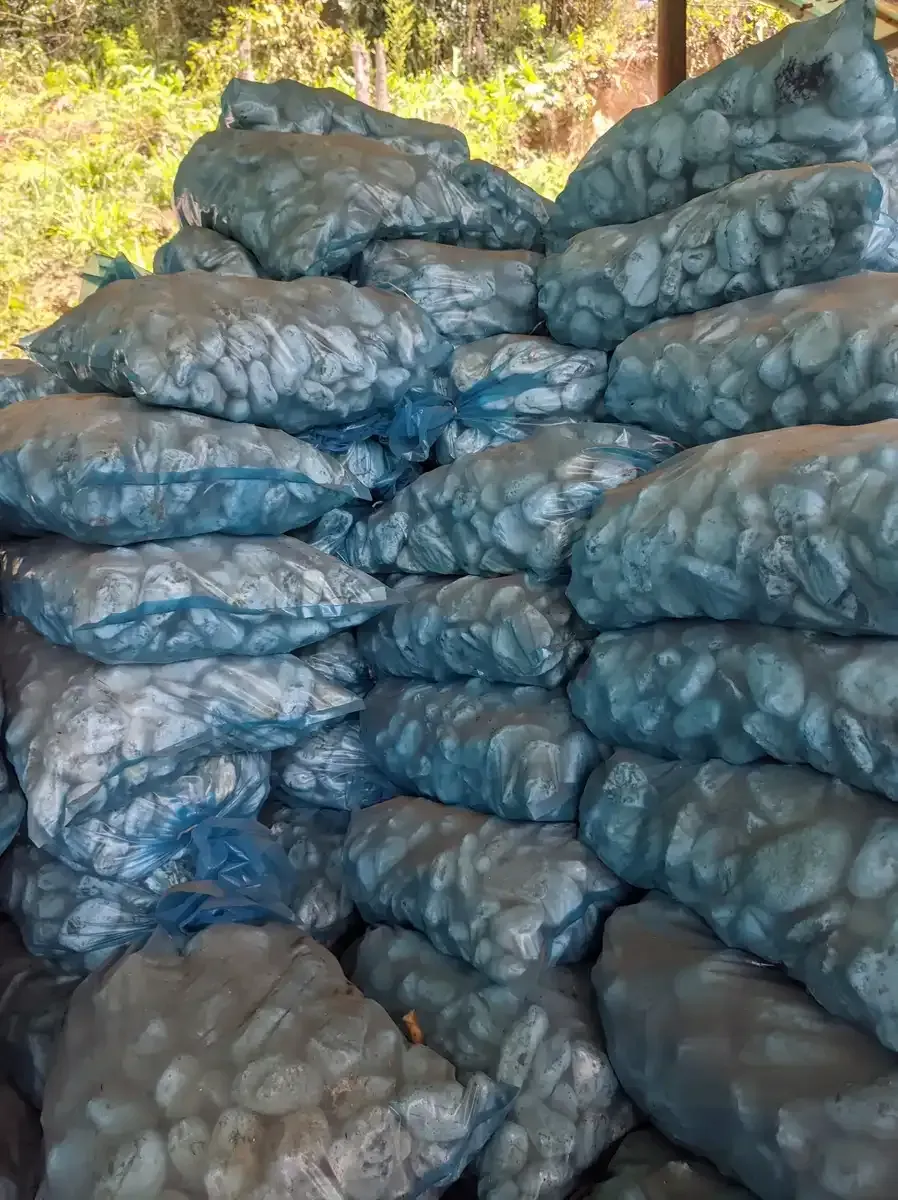 Una pila de bolsas de rocas apiladas una encima de otra.