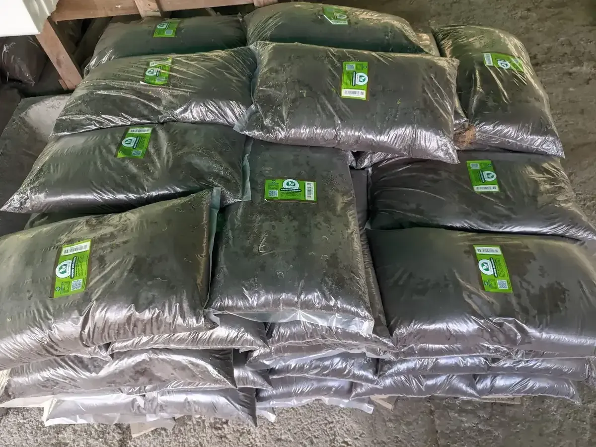 Un montón de bolsas de tierra están apiladas una encima de otra.