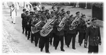 In neuer Uniform marschierte die Musikkapelle durch Kohlstetten