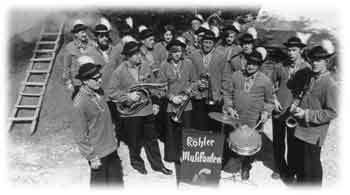 Die Köhlermusikanten im neuen Blauhemd beim 1. Köhlerfest 1976