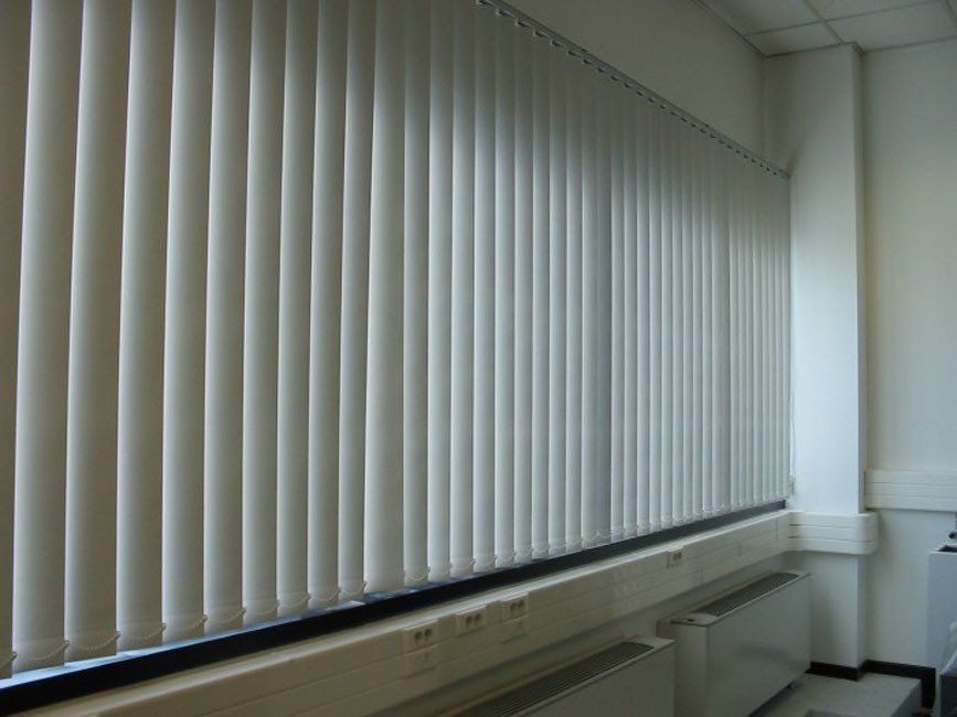 tenda a barre verticali per ambiente professionale