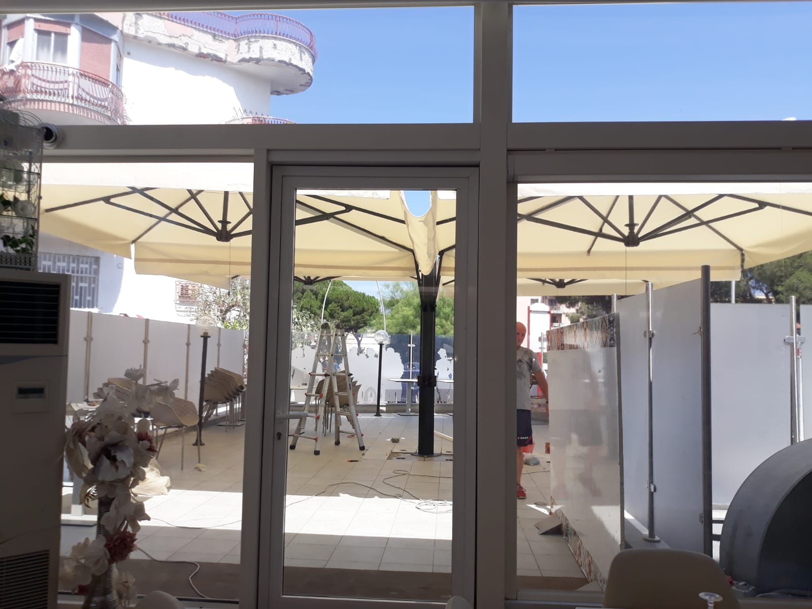 ombrelloni esterni per veranda di un ristorante