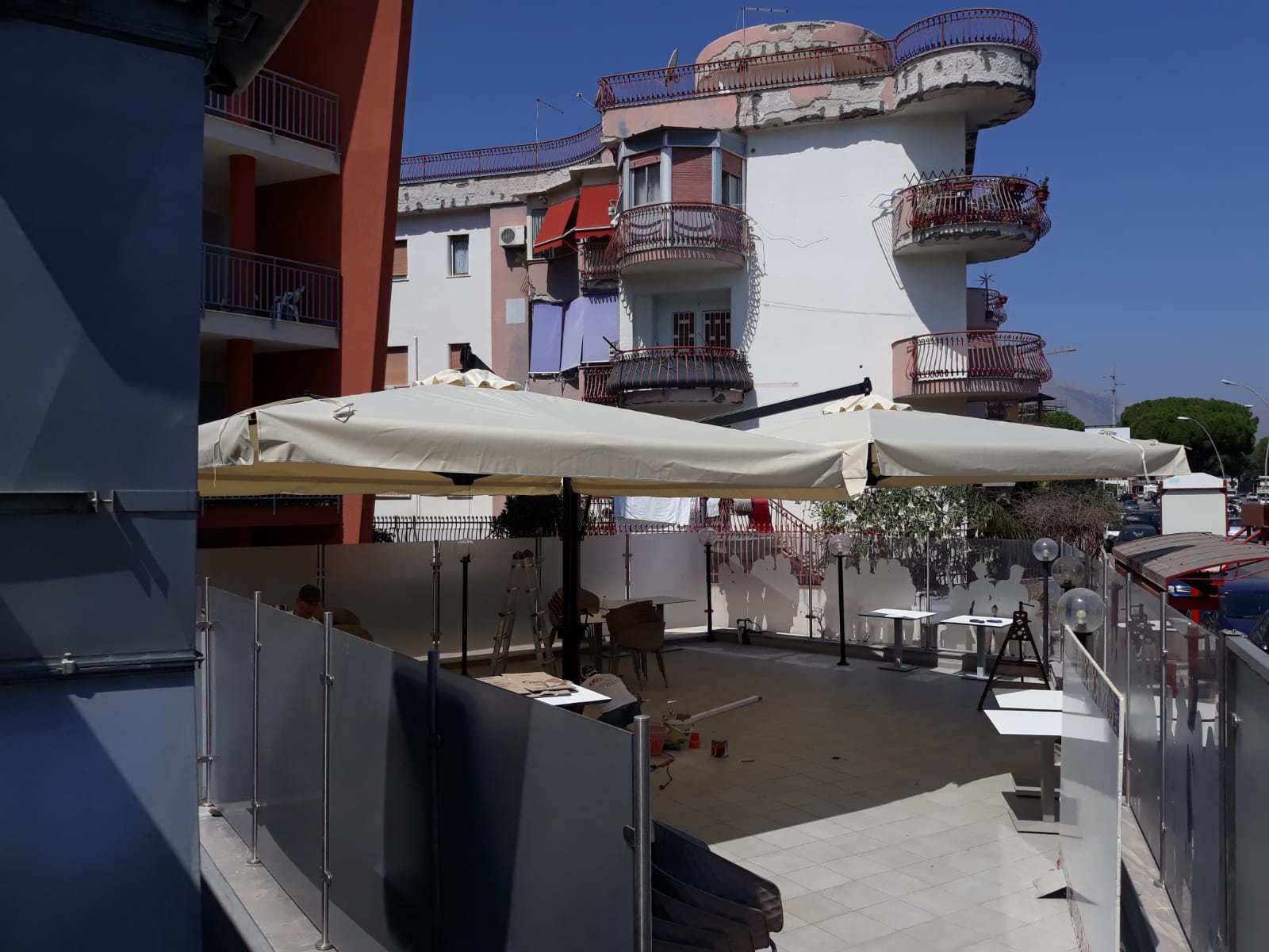 ombrelloni esterni di un ristorante