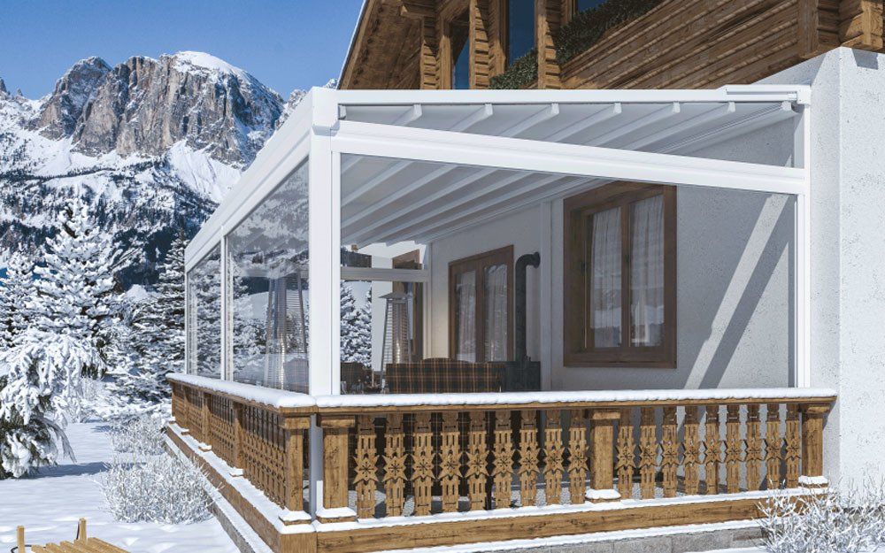 veranda di una terrazza con pergotenda automatizzata