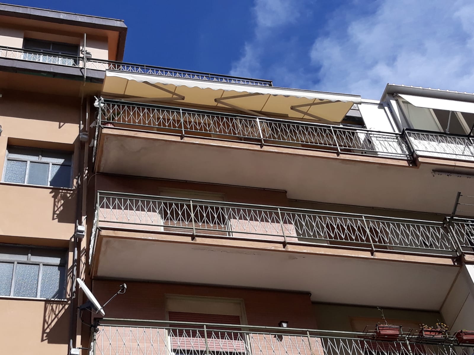 tenda automatica per appartamento