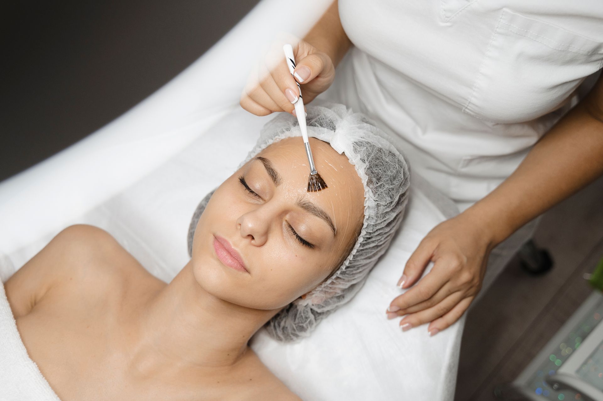 Una donna si sta sottoponendo a un trattamento per il viso in un salone di bellezza.