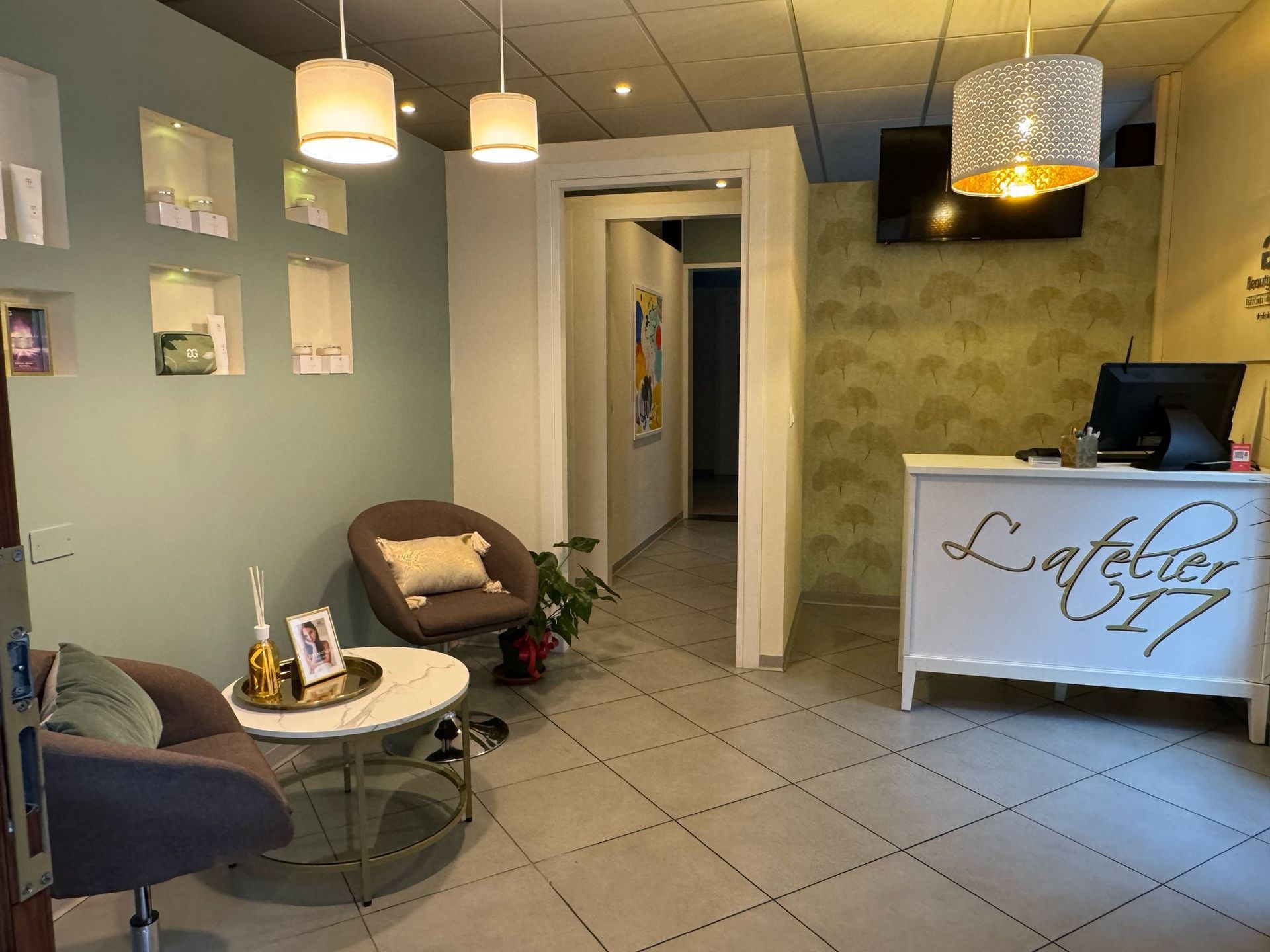 Una sala d'attesa con una sedia, un tavolo e un computer.