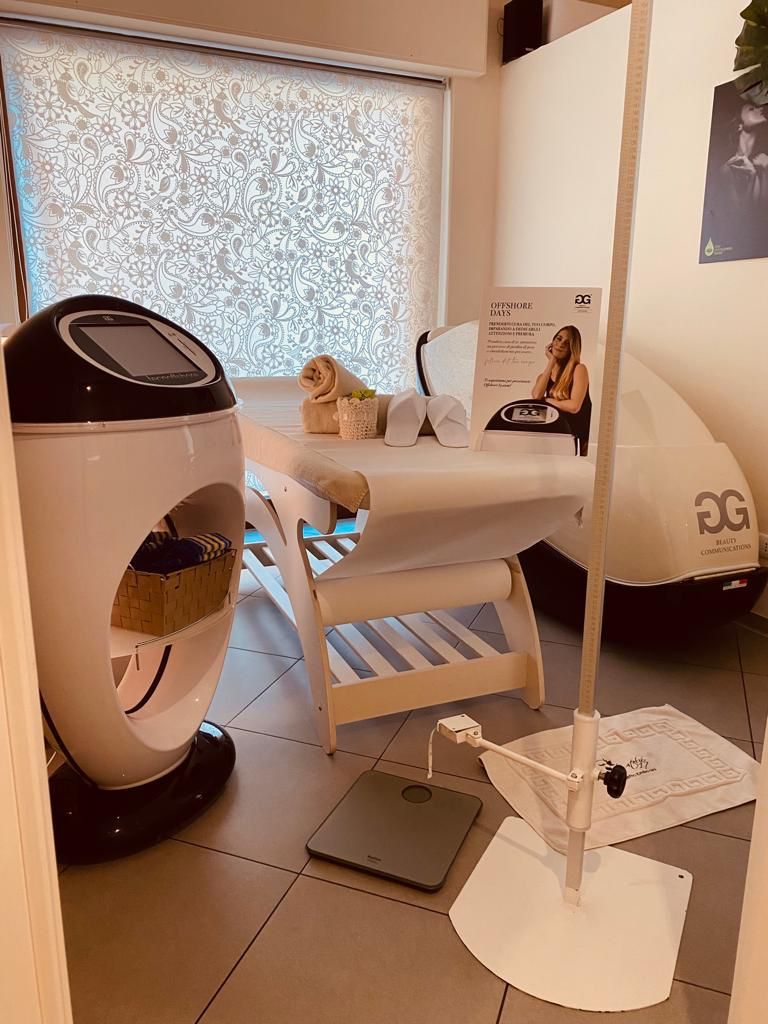 Una stanza con un tavolo e una bilancia.