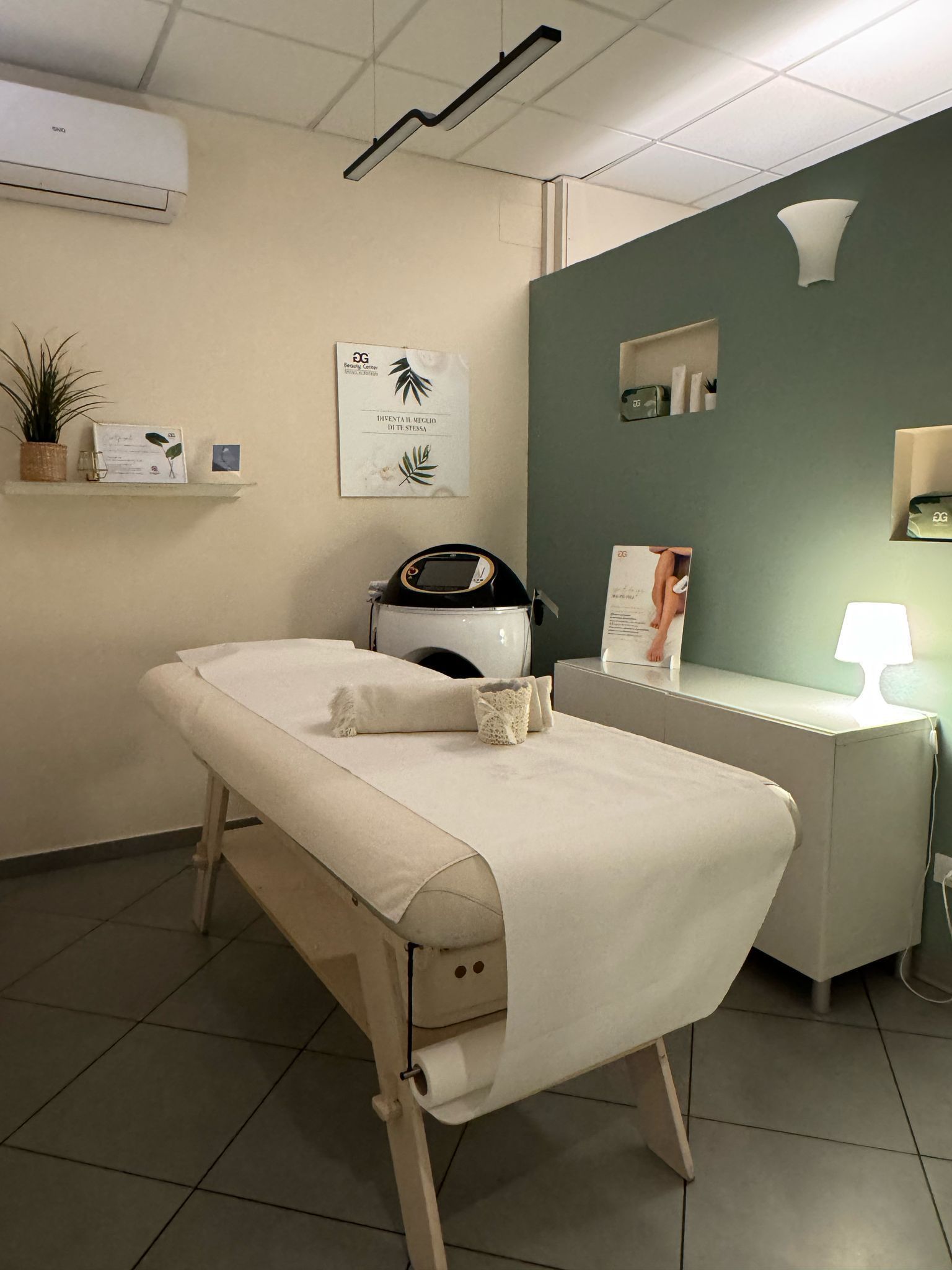 C'è un lettino per massaggi al centro della stanza.