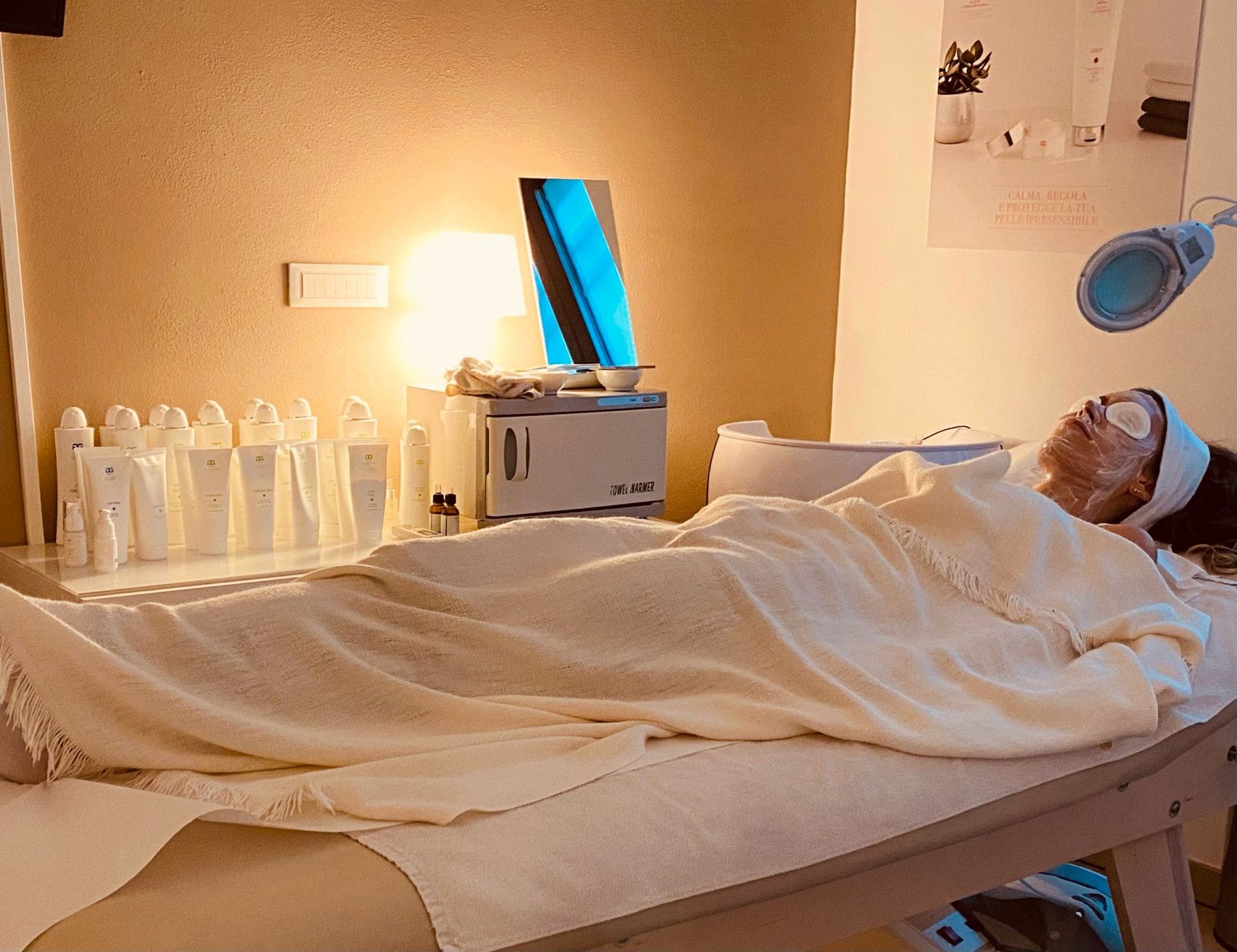 Una donna è sdraiata su un letto con una maschera sul viso.