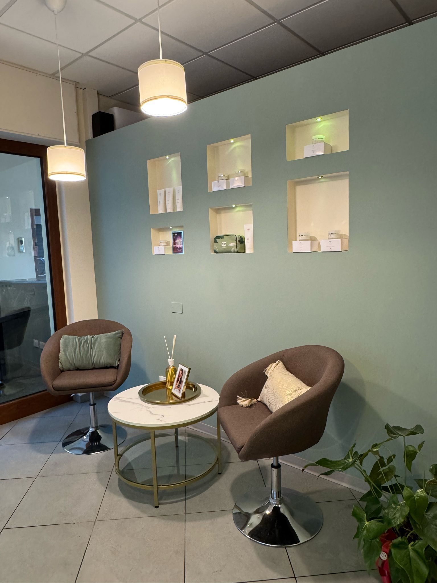 Ci sono due sedie e un tavolo nella stanza.